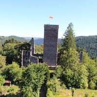 Die Burgrunie Zavelstein thront über dem Teinachtal