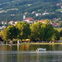 Ortsansicht Stubenberg mit See im Vordergrund, in der Oststeiermark