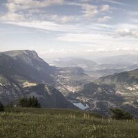 Der Blick nach Norden: der Santa-Massenza-See und das Valle dei Laghi