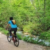 Radfahren entlang des Flusses