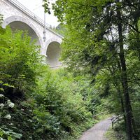 und stets in unmittelbarer Nähe der Bahntrasse