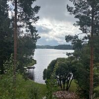 Schöne Seesicht im Dorf Visuvesi
