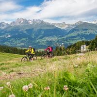 Unterwegs auf dem Walserweg: Vorsicht auf Fussgänger!