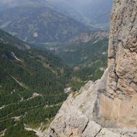 traumhafter Tiefblick - wer erspäht die Dolomitenhütte?