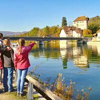 kaiserstuhl-familie-am-rheinufer