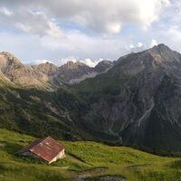 bei der Wannenalpe angekommen blicke ich nochmals zu den Schafalpenköpfen und dem Kemptner Kopf