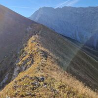 Gratweg kurz nach dem Mähbergjoch Richtung Bleispitze (da gehts dann links rauf zum Gipfel). Rechts im Hintergrund die mächtige Gartnerwand.