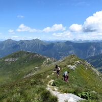 Der Weg vom Zittrauer Tisch über den Tischkogel entweder auf den Stubnerkogel (li.) oder nach rechts Richtung Böckstein.
