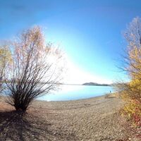 Kiesstrand mit Aussicht