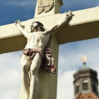 Kreuz vor der Soldatenkapelle