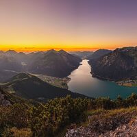 Sonnenuntergang am Bärenkopf mit Blick über den Achensee. Links liegt Pertisau am Fuße des Karwendelgebirges, rechts Maurach vor der Kulisse des Rofangebirges.