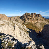 [ Dolomiten, Rosengarten ] | Tag 4 | Blick zurück zu Roterdspitze und gr. Rosszahn, davor die Tierser-Alpl-Hütte