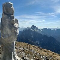 Die Statue der Muttergottes auf dem Gipfel