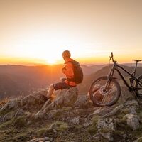 Biker zum Sonnenaufgang auf dem Berg