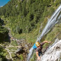 neben dem Dalfazer Wasserfall führt ein Klettersteig hinauf