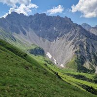 Hier der schroffe zerklüftete Rudiger , davor das Rudigerkar.
