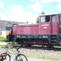 Lok neben dem Radweg