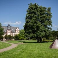 Parkanlage mit Skulpturen vor dem Schloss Salder in Salzgitter
