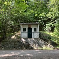Am Wasserbehälter der Gemeinde Sittendorf vorbei