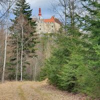 32.4 km Schloss Krumbach unerreichbare International School