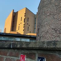 Wegezeichen Klosterweg (KW) an der Abtei Königsmünster Meschede