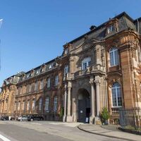 Ehemalige Benediktinerabtei mit altem Abteipark