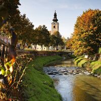 Mitten durch die Marktgemeinde Bad Waltersdorf verläuft die Safen.