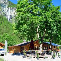 Das Jungfernstüberl und dahinter der Jungfernsprung.