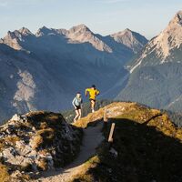 Trailrunning auf der Seefelder Spitze - Läufer mit Karwendel im Hintergrund.jpg