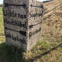 alte Säule, hier Richtung Griesbach halten
