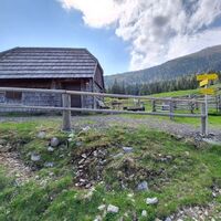 Wir wandern bei der oberen Bodenhütte vorbei