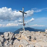 Gipfelkreuz am Koschutnikturm (2136 m).