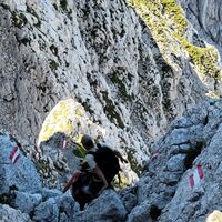 Abstieg in steiler Rinne