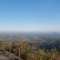 Blick von der kleinen Beckwith-Schule in Collaretto auf die Ebene