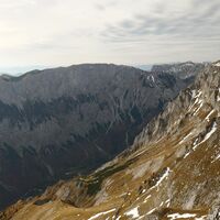 Blick ins Tal mit der Nordwand vom Kampl