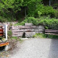 Das Wasserrad und die Härtwig-Hütte laden zur Rast ein.