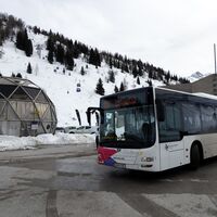 Der Verbindungsbus in Sportgastein vor der Garstenauer-Kugel und der Talstation der Goldbergbahn.