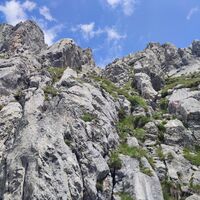 Anstieg über die Rinne mit teilweise Eisenstufen