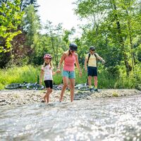 Familie entlang der Tiebeltour