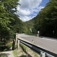 Hier besser nicht über die Leitschiene happen -- der Zieleinlauf zum Weichtalhaus geht unter der Brücke durch
