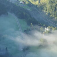 der Nebel lichtet sich beim Schloss Leopoldstein