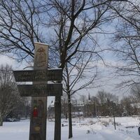 Beschilderung an der Dr.-Friedrich-Uhde-Straße mit verschneitem Stukenbrok-Park in Einbeck