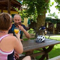 Wohlverdiente Pause in einem Buschenschank
