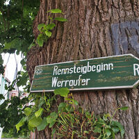 Wanderschild zum Rennsteigbeginn am Werraufer in Hörschel