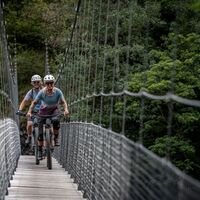 Hängebrücke bei Silgin: Wer sich nicht traut, kann auch über die Strasse fahren