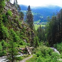 Tief unten im Tal, ganz leise das Läuten der Kirchenglocken