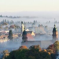 Stadtkirche im Nebel