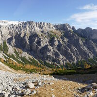 gegenüber der Festlbeilstein mit dem Hochplateau des Karlhochkogel