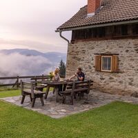 Sitzplatz vor der Fewo Blumenwiese