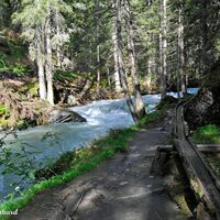 Die kunstvoll angefertigten Wasserrinnen - die Wasserzufuhr zur Mühle.